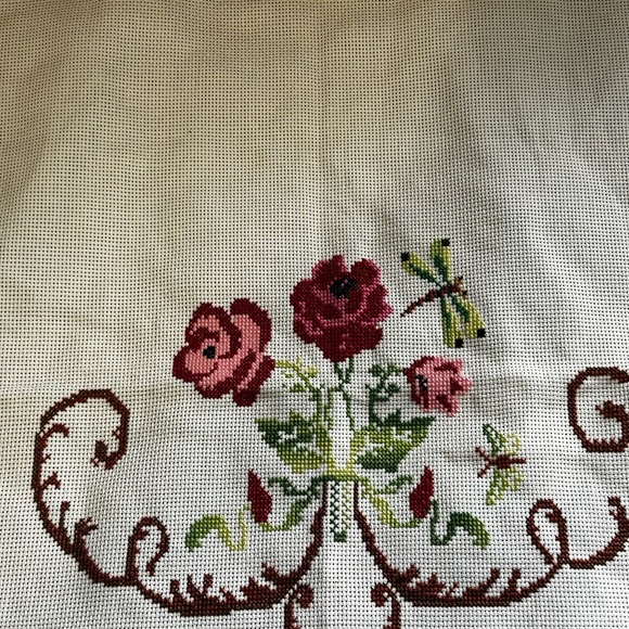 piece of embroidery, flowers can be framed 18x18 - Picture 4 of 5